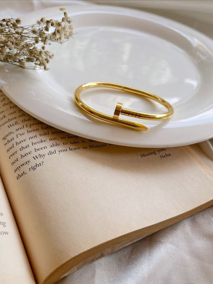 GOLDEN NAIL CUFF