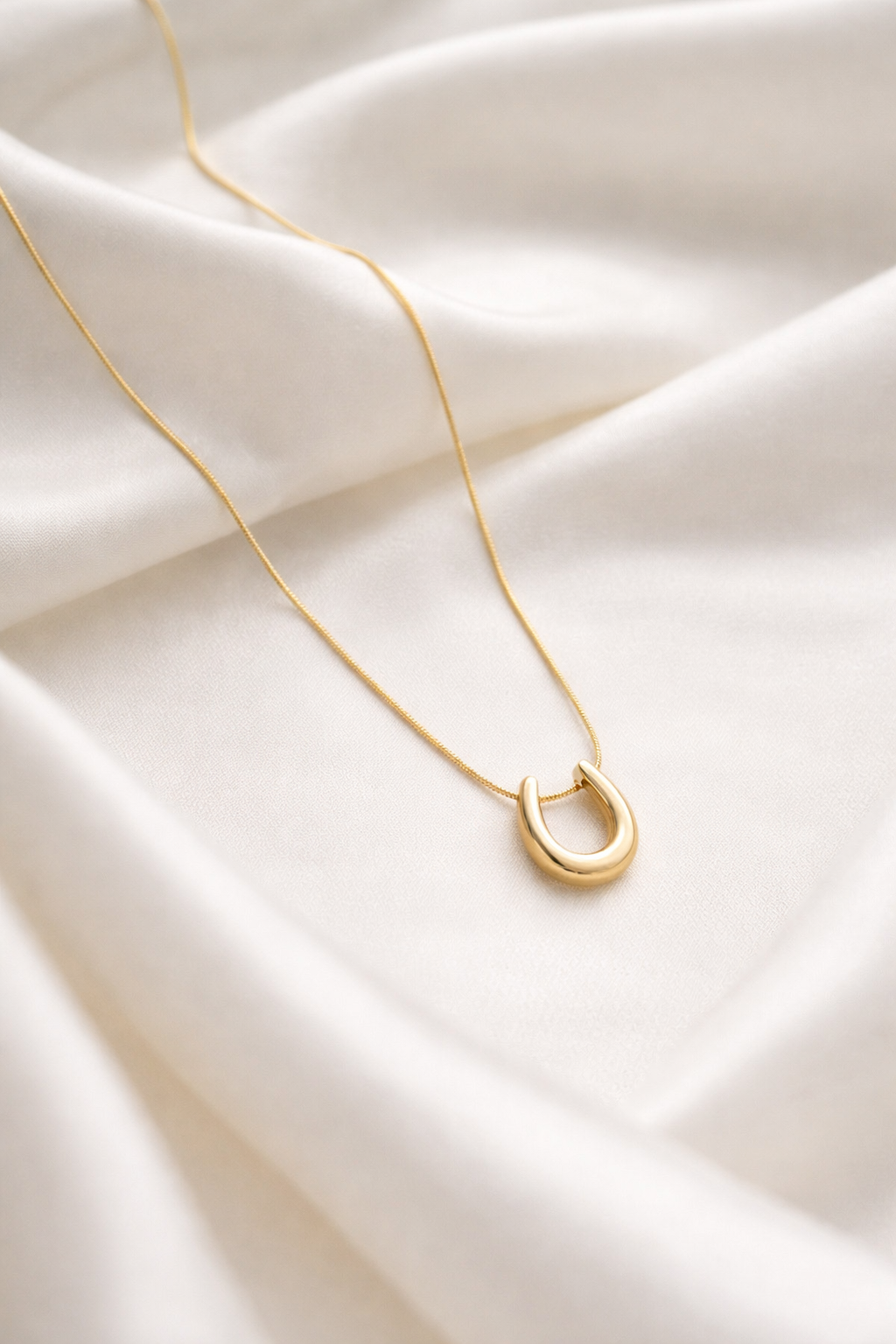 Aurelia Curve Pendant Necklace